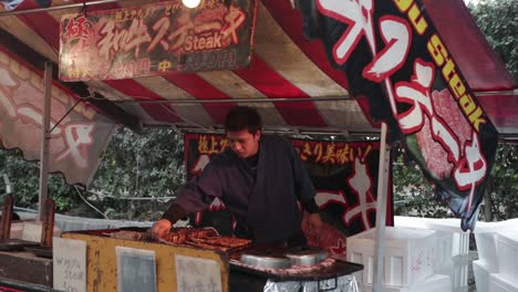 Japanischer-Streetfood-Koch-überprüft-Sein-Essen-Und-Brät-Krabben
