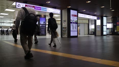 Japoneses-Caminando-Por-La-Estación-De-Metro.