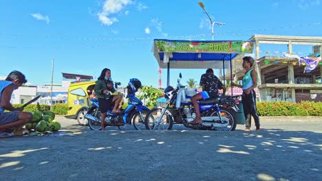 Vendedor-De-Buko-O-Jugo-De-Coco-En-El-Bulevar-De-La-Ciudad-De-Surigao,-Filipinas,-Timelapse
