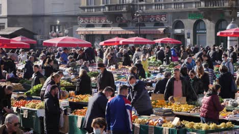 Outdoor-Zagreb-market-with-many-people,-slow-motion