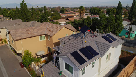 Techniker-Tragen-Und-Installieren-Sonnenkollektoren-Auf-Dem-Hausdach-In-Los-Angeles,-Kalifornien