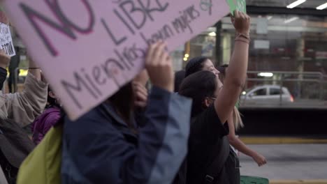 Frauen-Halten-Schilder-Mit-Protestbotschaften-Hoch-Und-Singen,-Während-Sie-Während-Des-Internationalen-Frauentags-In-Quito,-Ecuador,-Marschieren