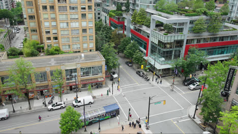 Intersección-De-Calles-Urbanas-En-El-Distrito-Del-Centro-De-La-Ciudad-De-Vancouver,-Automóviles-Y-Peatones-En-Su-Día