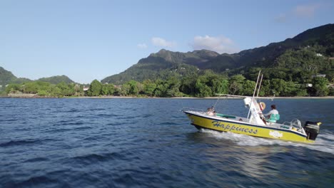 FPV-Drohne-Fliegt-In-Der-Nähe-Eines-Passagiertaxi-Schnellboots-In-Beau-Vallon,-Seychellen
