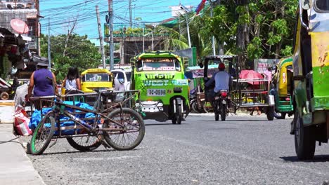 Los-Triciclos-De-Pasajeros-A-Menudo-Causan-Congestión-Excesiva-Y-Retrasos-En-La-Ciudad-De-Surigao-Y-Sus-Alrededores-En-Filipinas.