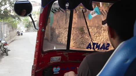 Tuk-Tuk-Fahrer-In-Seinem-Fahrzeug,-Der-Sich-Auf-Den-Straßen-Von-Panajachel,-Lake-Atitlan,-Guatemala-Bewegt