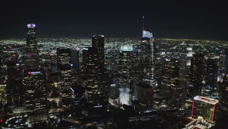 Luftaufnahme-Des-Finanzviertels-Und-Der-Innenstadt-Von-Los-Angeles,-Kalifornien,-Bei-Nacht,-Lichter,-Türme-Und-Verkehr,-Kalifornien,-USA