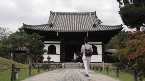 Schönes-Weißes-Japanisches-Haus-Im-Park-Von-Kyoto