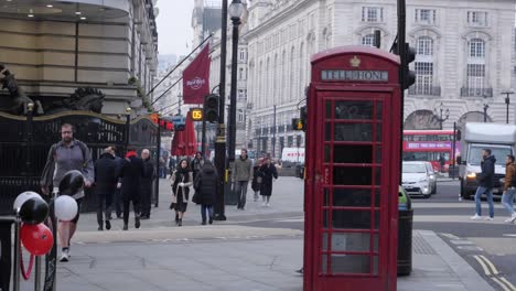Morning-rush-in-London-street-with-iconic-telephone-booth