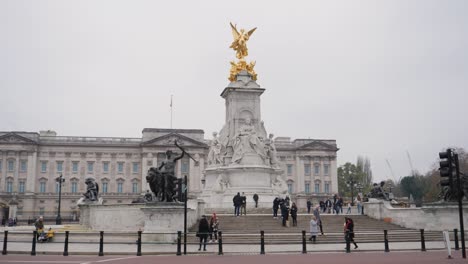 Buckingham-palace-with-tourist-and-bicycles