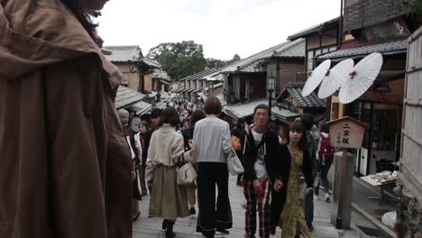 The-iconic-Gion-District-of-Kyoto,-crowded-streets-with-foreign-tourists