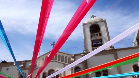 Surigao-Kathedrale-Mit-Bunten-Bannern-Zur-Feier-Des-Charter-Tages
