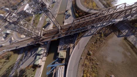 Akrobatische-FPV-Manöver-über-Dem-Kabelturm,-Der-Entlang-Der-Victoria-Brücke-In-Montreal-Springt