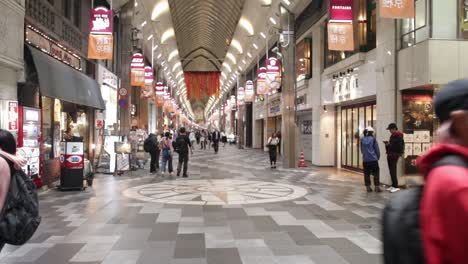 Mercado-De-Nishiki-En-Kioto-Durante-La-Noche,-Turistas-Saliendo-Del-Centro-Comercial