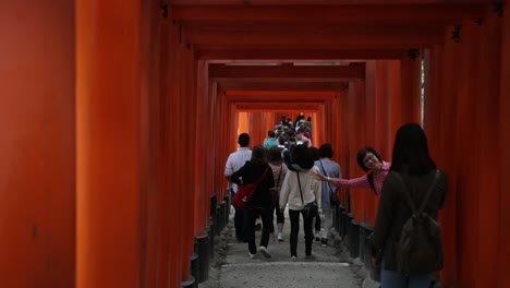 Touristenmenge,-Die-Durch-Die-Shinto-Schreine-Läuft
