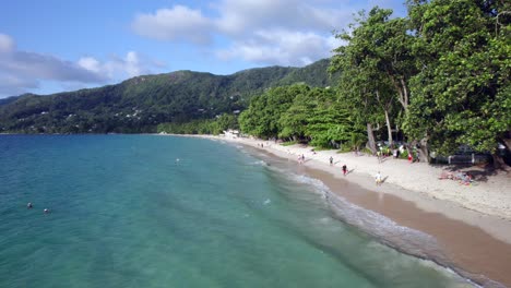 Hermosa-Antena-De-La-Playa-De-Beau-Vallon-Y-Las-Montañas-De-Seychelles.