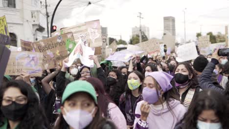 Während-Des-Internationalen-Frauentags-In-Quito,-Ecuador,-Skandieren-Und-Singen-Frauen-Für-Die-Rechte-Der-Frau-Und-Das-Ende-Der-Gewalt
