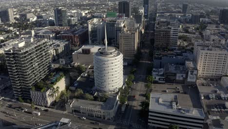 Luftaufnahme-Des-Capitol-Records-Tower-In-Hollywood,-Los-Angeles,-USA