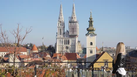Blondes-Mädchen-Posiert-Mit-Der-Kathedrale-Von-Zagreb-Im-Hintergrund