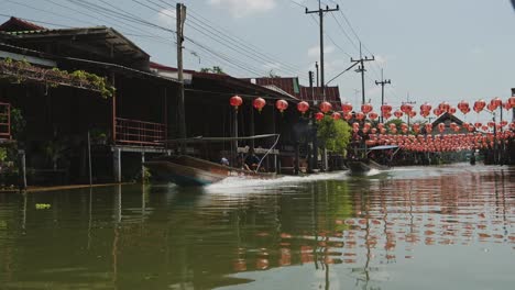 Schwimmender-Markt-Von-Damnoen-Saduak-In-Bangkok,-Thailand,-Touristische-Bootsfahrt-Am-Berühmten-Sightseeing-Ziel-Auf-Dem-Fluss,-Erstaunliche-Reiseerlebnisse-In-Südostasien