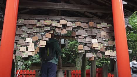 Tourist-Betritt-Den-Glockentempel-Im-Kyoto-Park-Und-Läutet-Die-Glocke-Als-Glücksbringer