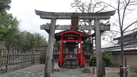 Santuario-Sintoísta-Gris-En-Kioto,-Japón