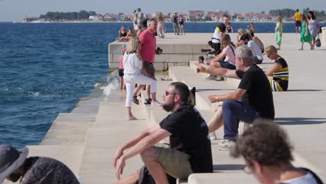 Menschen-Sitzen-Auf-Der-Meeresorgeltreppe-Von-Zadar