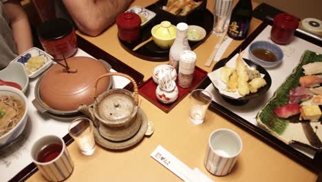 Nahaufnahme-Der-Traditionellen-Japanischen-Gerichte-Auf-Dem-Tisch