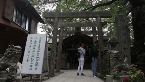 Tourists-at-a-shinto-shrine-kyoto-temple