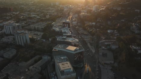 Luftaufnahme-Der-Sonnenuntergangssonne-über-Dem-Sunset-Blvd,-West-Hollywood,-Los-Angeles,-USA