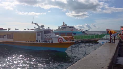 Surigao-City-Boulevard,-Philippinen:-Kleine-Passagierboote-Bereiten-Sich-Darauf-Vor,-Pendler-Und-Inselhüpfer-Auf-Ihre-Reise-Mitzunehmen