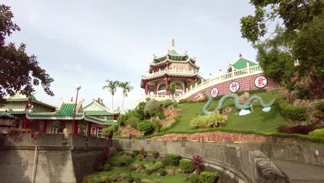 Schwenk-Von-Rechts-Nach-Links-Des-Taoistischen-Tempels-Der-Philippinen-In-Cebu-City,-Philippinen