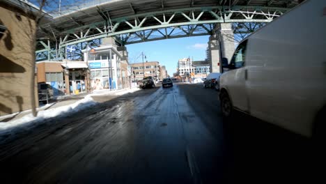 POV-Hyperlapse-Beim-Fahren-Auf-Vereisten-Straßen-Auf-Der-Insel-Montreal-An-Einem-Sonnigen-Tag-Mit-Klarem-Blauen-Himmel