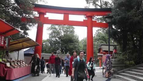 Touristen-Schauen-Sich-Die-Souvenirstände-In-Kyoto-An