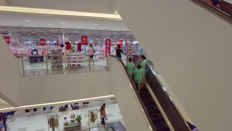 Mitarbeiter-Und-Käufer-Im-Metro-Kaufhaus-Im-Einkaufszentrum-Ayala-In-Cebu-City,-Philippinen
