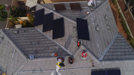 Workers-Busy-Installing-Solar-Panels-On-The-Roof-Of-A-House-In-Los-Angeles,-California-On-A-Sunny-Day