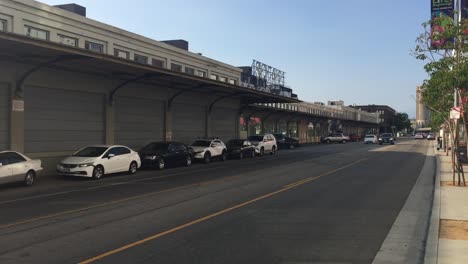 Autos-Parkten-Vor-Geschäftsgebäuden-Entlang-Der-Nassen-Straße-Im-Kunstviertel-Neben-Dem-Einkaufszentrum,-Los-Angeles