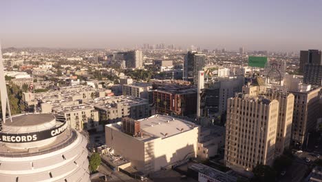 Luftaufnahme-Des-Capitol-Records-Gebäudes,-Das-Die-Innenstadt-Von-Los-Angeles-Am-Nebligen-Horizont-Enthüllt,-Drohnenaufnahme
