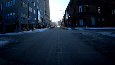 POV-Zeitraffer-Durch-Nasse-Straßen-Der-Ile-De-Montreal-Im-Winter-An-Einem-Sonnigen-Tag,-Der-Endlich-Das-Ziel-Erreicht