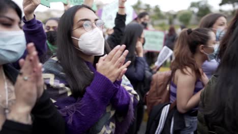 Frauen-Versammeln-Sich-Und-Bereiten-Sich-Auf-Den-Protest-Während-Des-Internationalen-Frauentags-In-Quito,-Ecuador,-Vor