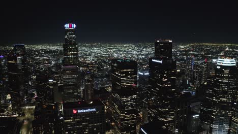 Gebäude-In-Der-Innenstadt-Von-Los-Angeles,-Kalifornien,-USA-Bei-Nacht,-Lichter-Und-Skyline-Der-Stadt,-Luftaufnahme
