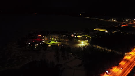 Vista-Aérea-Hacia-El-Parque-Acuático-Y-Hotel-Tropiclandia,-Noche-En-Vaasa,-Finlandia