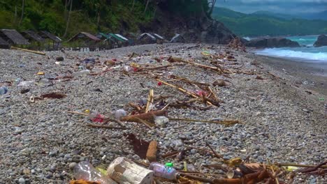 La-Contaminación-Ambiental-Es-Demasiado-Evidente:-Miles-De-Botellas-De-Plástico-Ensucian-La-Playa-De-La-Aldea-De-Looc-En-Surigao-Del-Norte,-Filipinas.