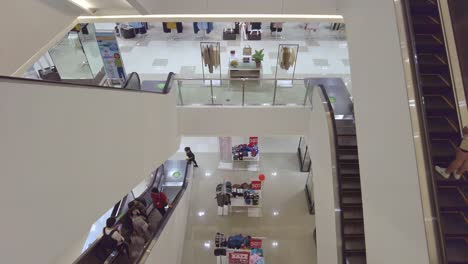 Hochklappbarer-Clip-Von-Käufern,-Die-Auf-Rolltreppen-Im-Metro-Kaufhaus-Im-Ayala-Einkaufszentrum-In-Cebu-City,-Philippinen,-Fahren