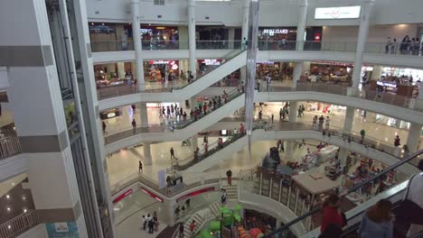 Menschen-Genießen-Einen-Einkaufstag-Im-Ayala-Einkaufszentrum-In-Cebu-City