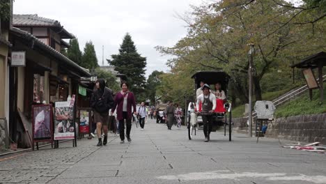 Muchos-Turistas-Caminan-Hacia-El-Parque-Del-Pueblo-De-Kyoto-Y-Andan-En-Bicicleta