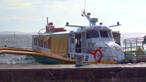 Kleine-Passagierpumpenboote-Sind-In-Surigao-Und-Auf-Den-Philippinen-Im-Allgemeinen-Ein-Gängiges-Transportmittel