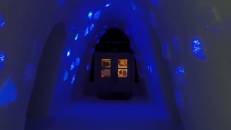 Blick-Auf-Den-Magischen,-Aus-Eis-Geschnitzten,-Blau-Beleuchteten-Korridor,-Das-Schneedorf-Und-Das-Hotel-In-Lappland