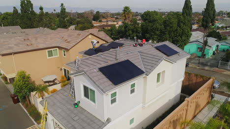 Dos-Técnicos-Instalando-Paneles-Solares-En-El-Techo-De-Una-Casa-En-Los-Ángeles,-California
