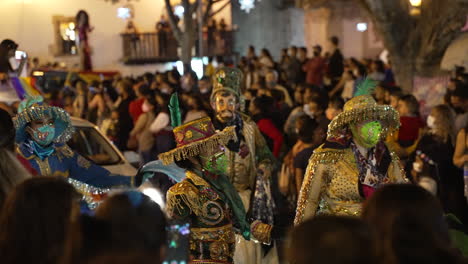 Carnaval-De-Taxco,-México,-Multitud-De-Personas-Y-Bailarines-Disfrazados-En-Las-Calles-De-La-Ciudad-Por-La-Noche